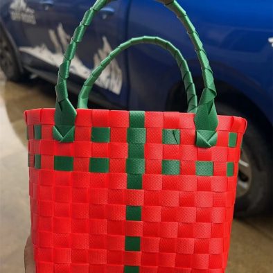 Source manufacturers Christmas woven basket hand-woven rattan woven gift basket red and green woven bag handbag