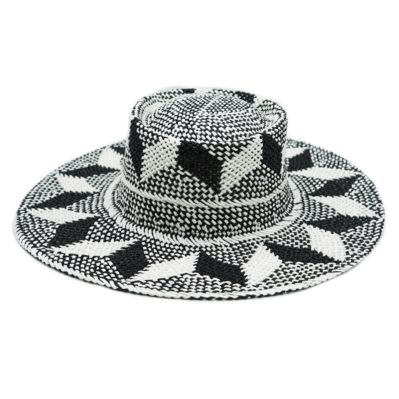 Black and white woven wide brimmed pearl chain straw hat for women’s summer Japanese Korean vintage sun shading and sun protection holiday hat