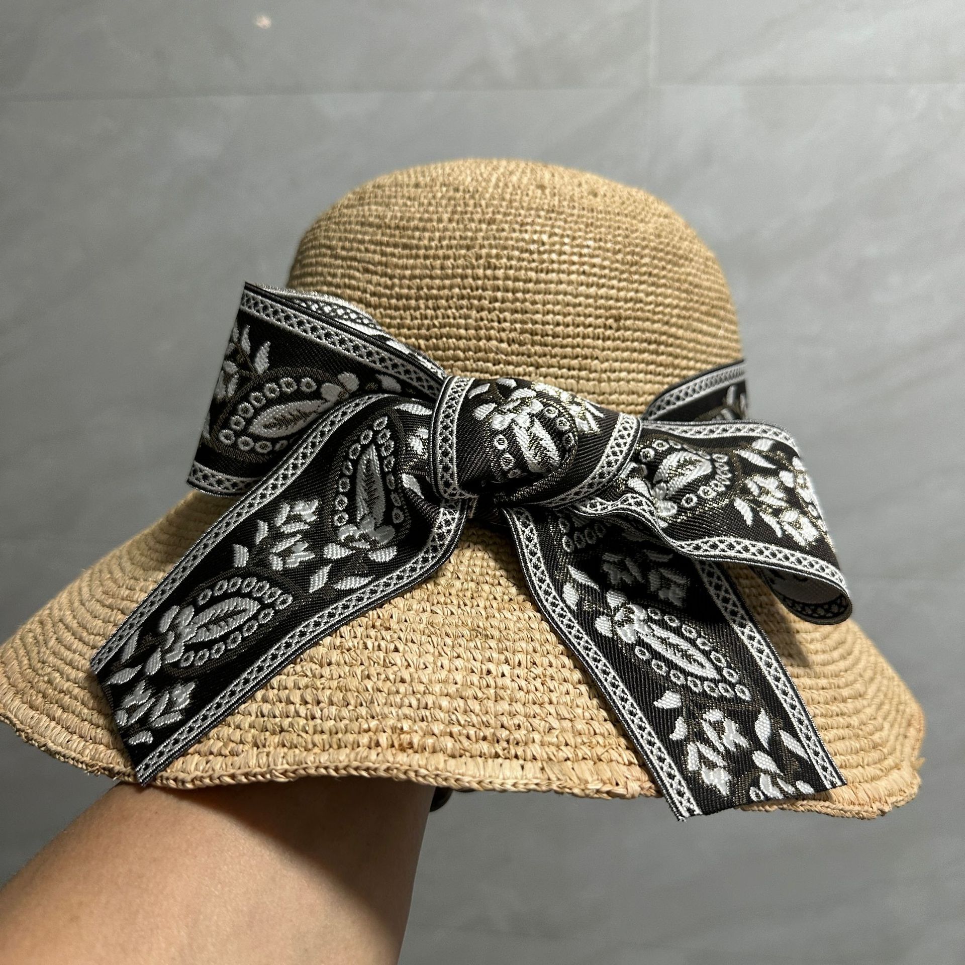 Hepburn style straw hat women’s 2024 new elegant bow beach sun protection hat hand hook Lafite grass basin hat